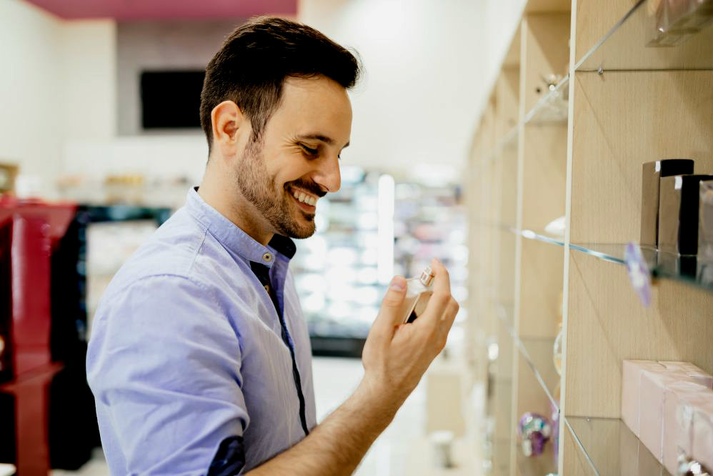 Homem analisando produtos na prateleira