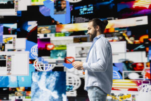 espaço como mídia integrado ao digital com experiência de marca e múltiplos conteúdos visuais