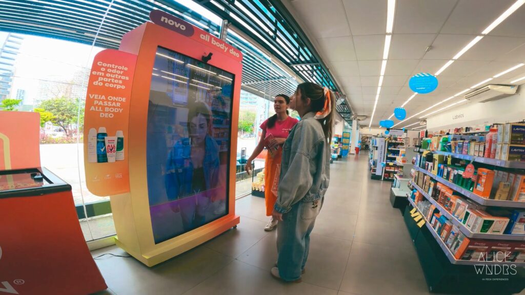 Consumidora utilizando tecnologia no ponto de venda com tela interativa em ambiente de varejo físico