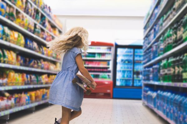 imagem de uma menina dentro do supermercado