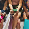 Consumidores interagindo em ambiente de Fourth Space no varejo com experiência social, digital e conexão emocional